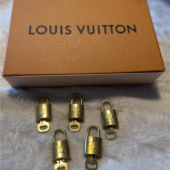 Authentic LV lock and key - Picture 1 of 1